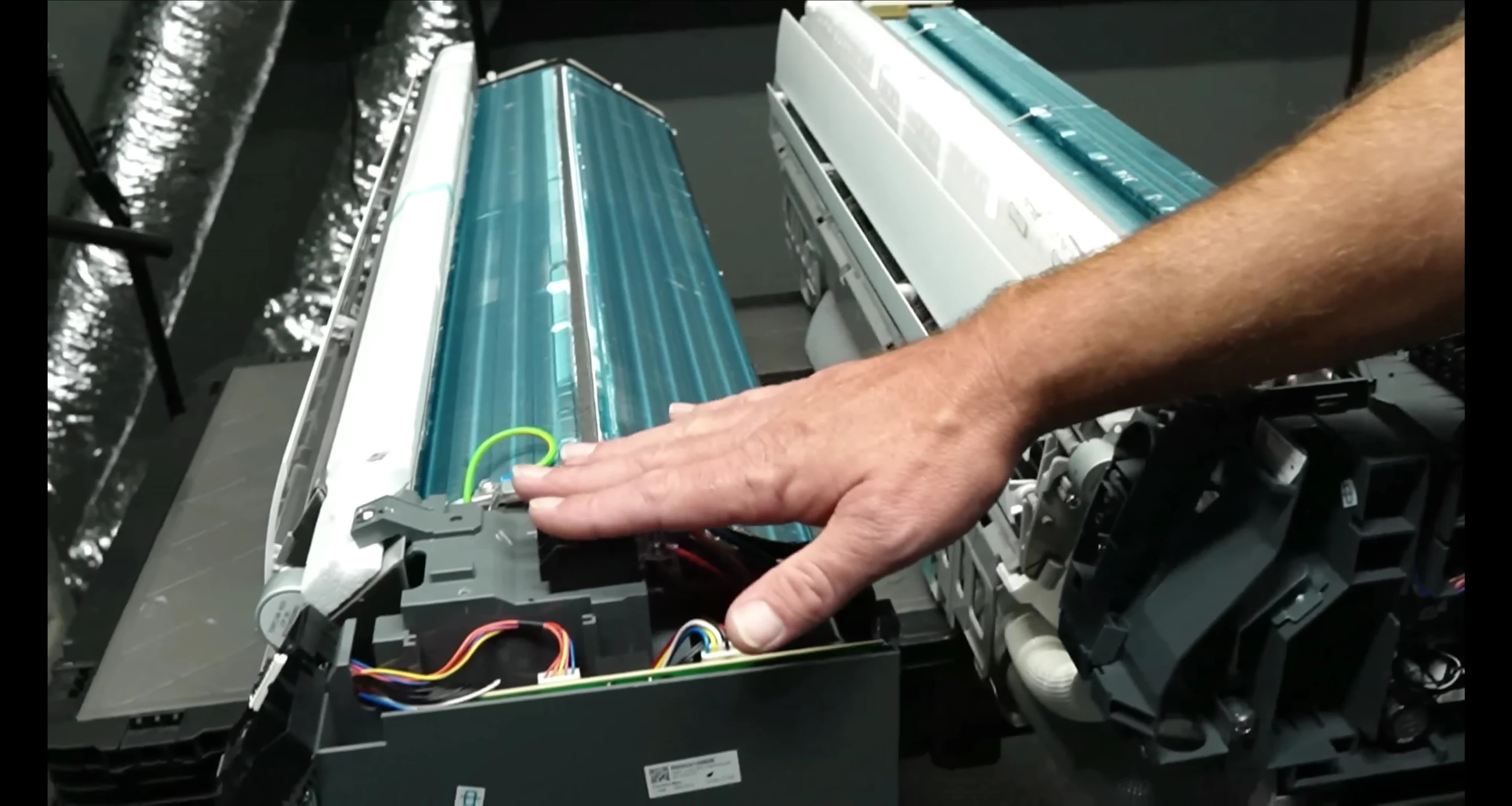 Comparison of the control boards of the R32 and R410A units.