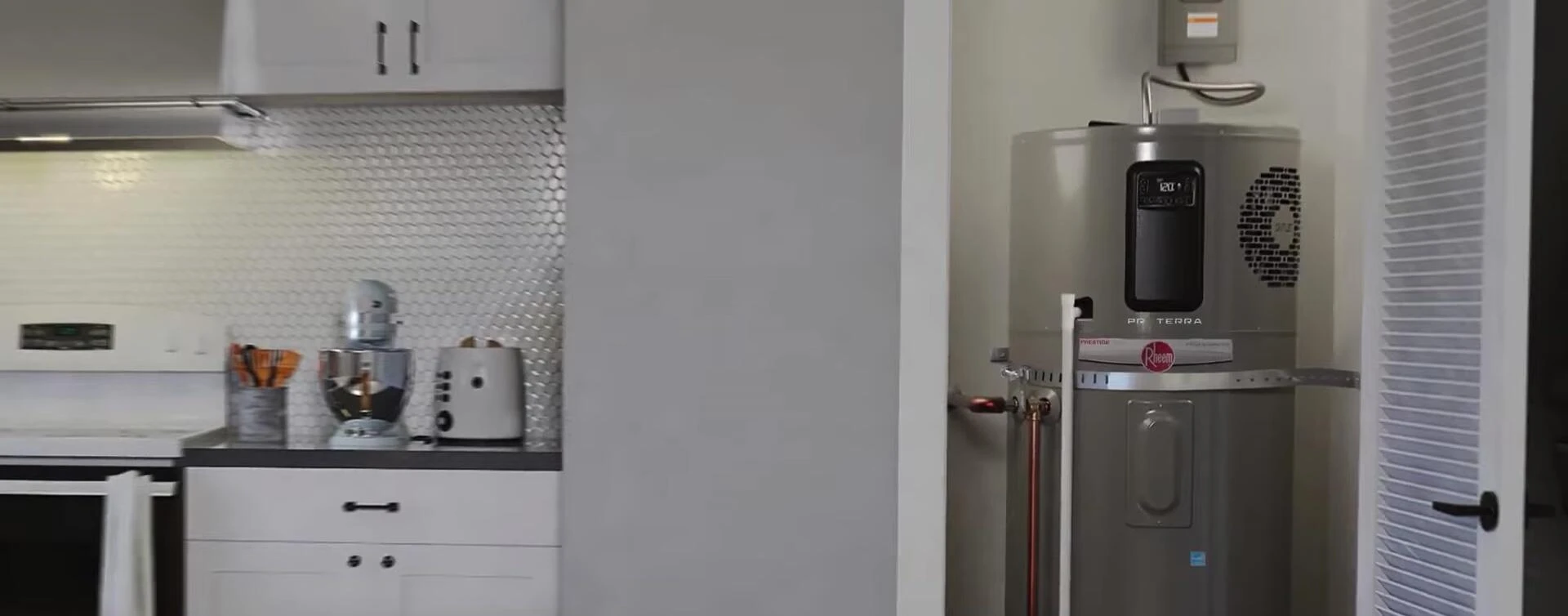 Illustration showing the heat pump mechanism in a water heater