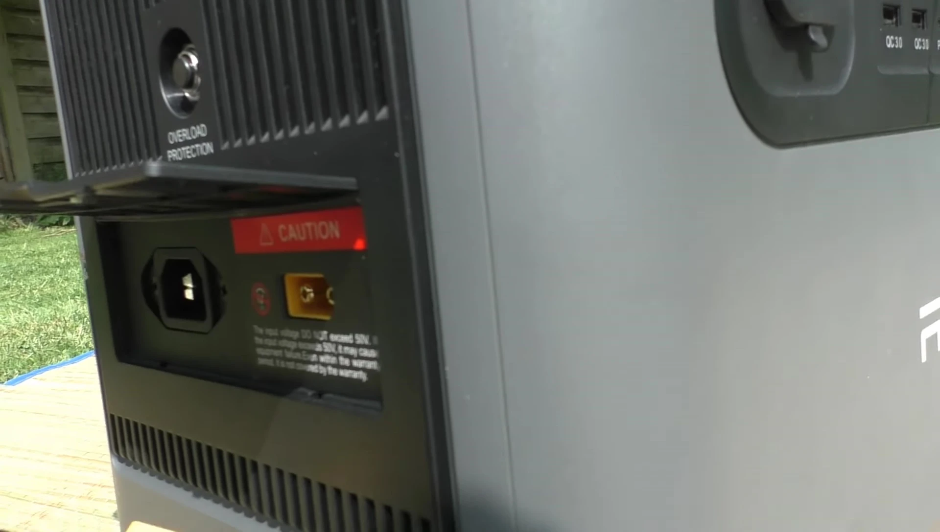 Image of the XT60 connector compared to an XT90 connector