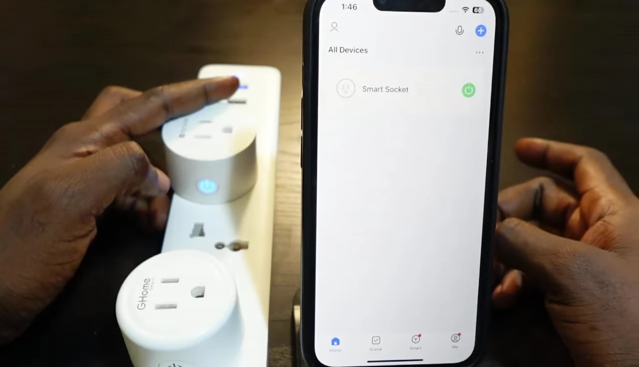 The smart plug after the reset is complete.