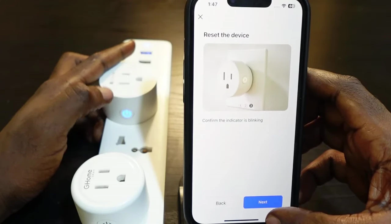 Screenshot of the Smart Life app showing the connection progress.