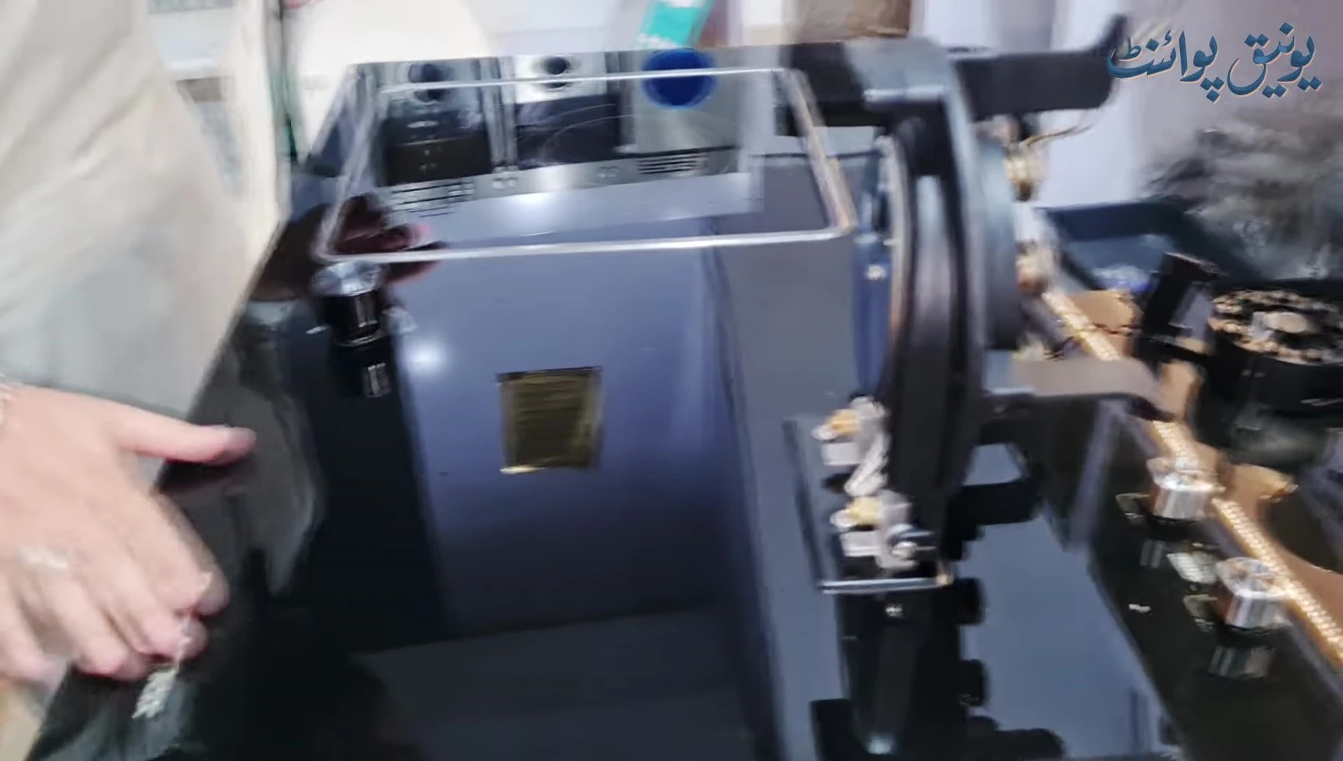 A shot highlighting the foldable burner for easy cleaning.