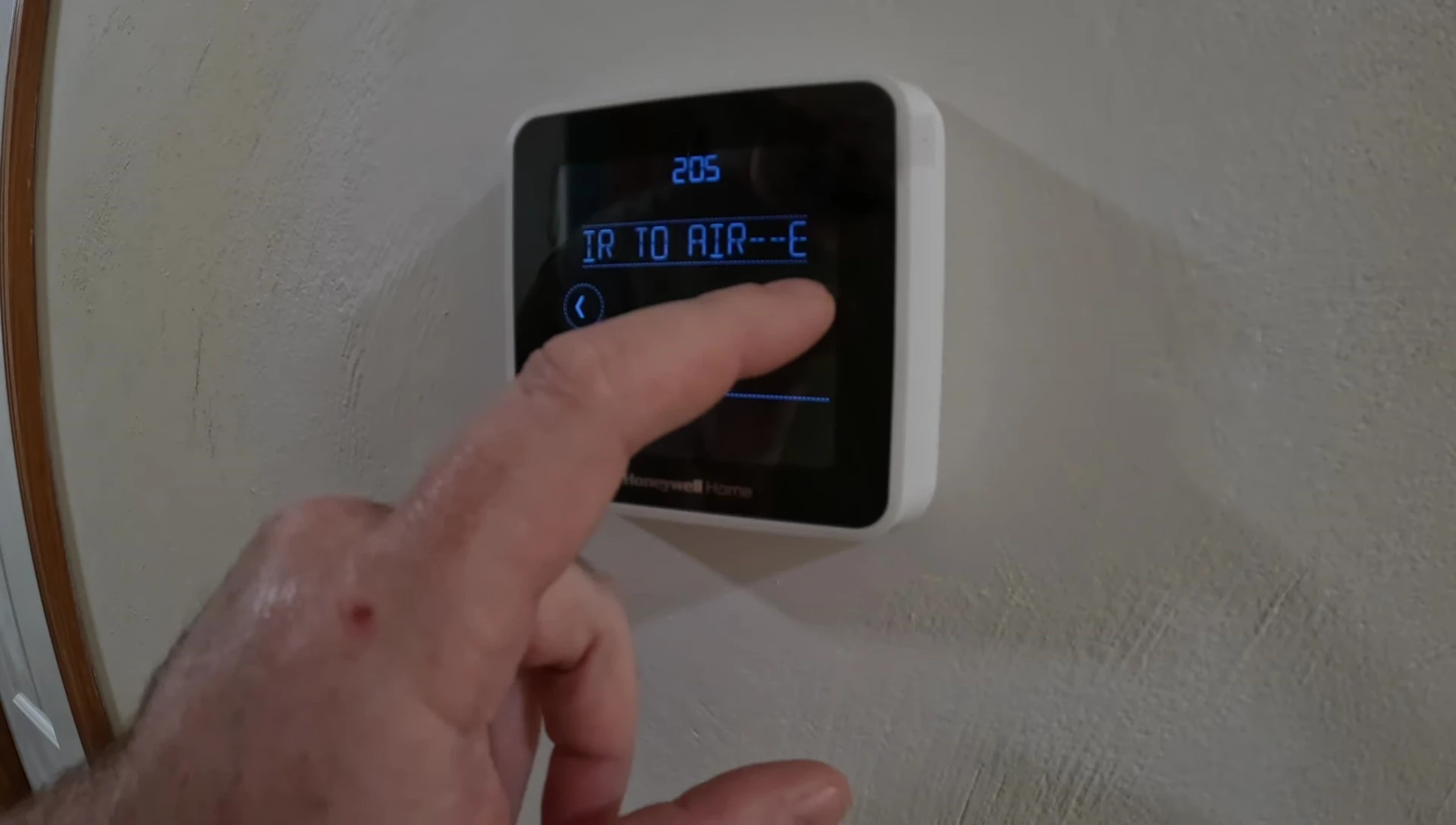 Configuring the thermostat settings for a heat pump system through the on-screen menu