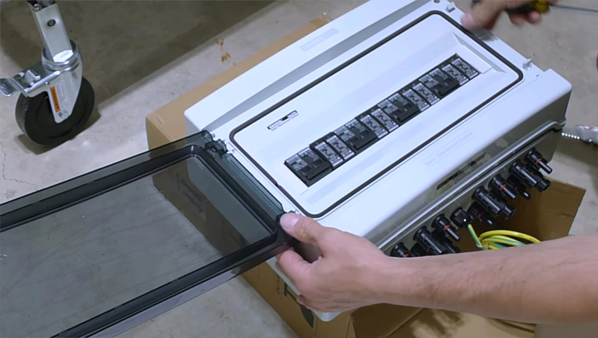 Securing the disconnect switch