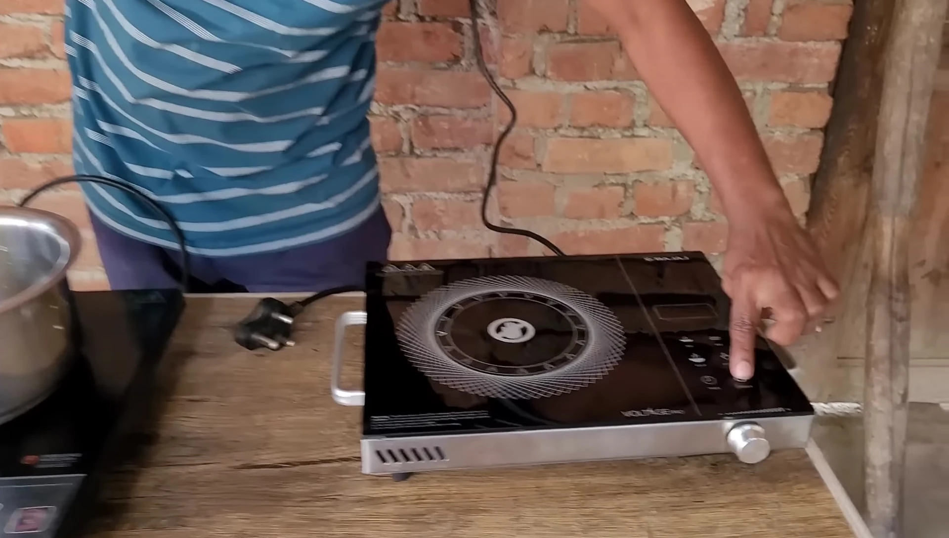 Bajaj infrared cooktop heating up even without cookware