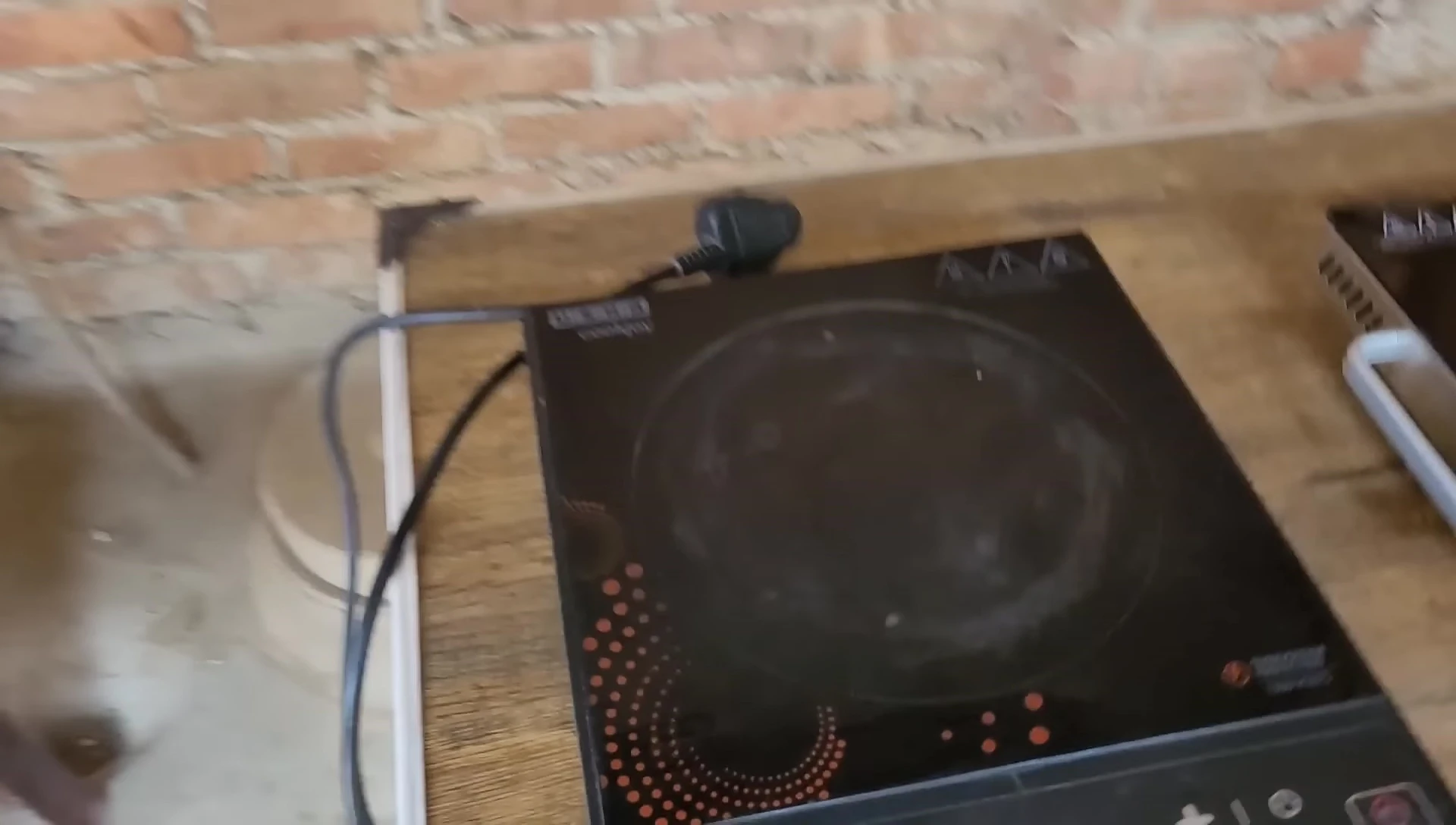 Example of induction-compatible cookware