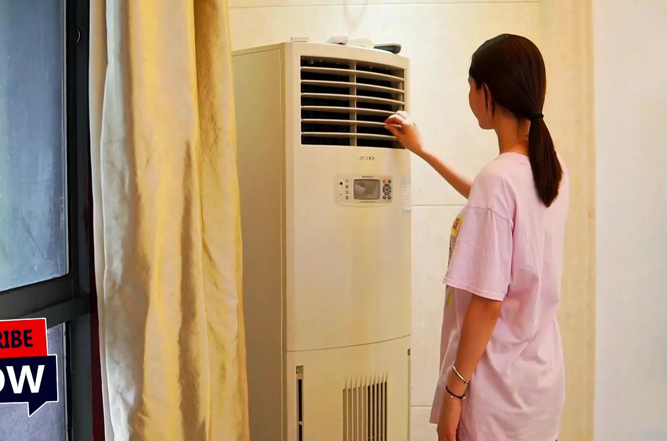 Close-up of the AC's internal components, highlighting the DC inverter technology.