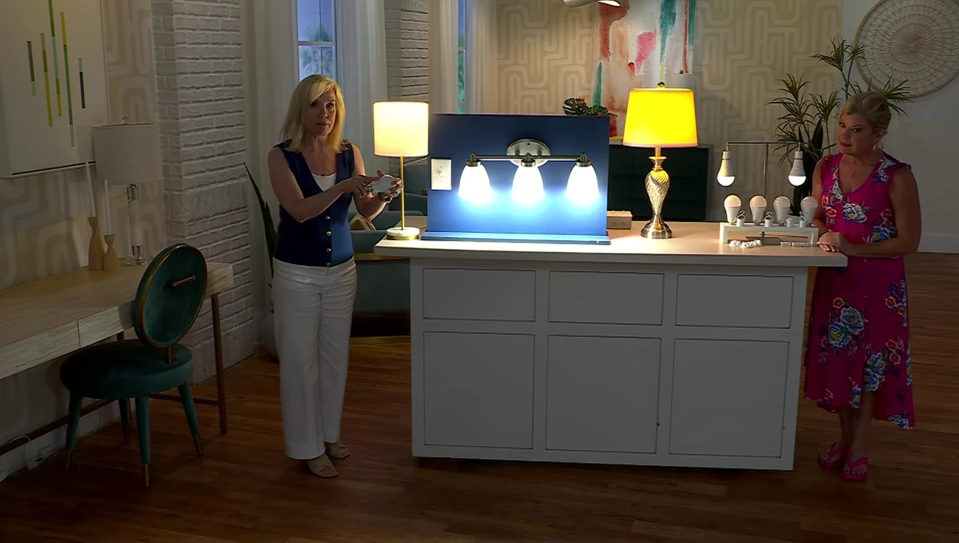 Highlighting the emergency battery feature within the bulb.