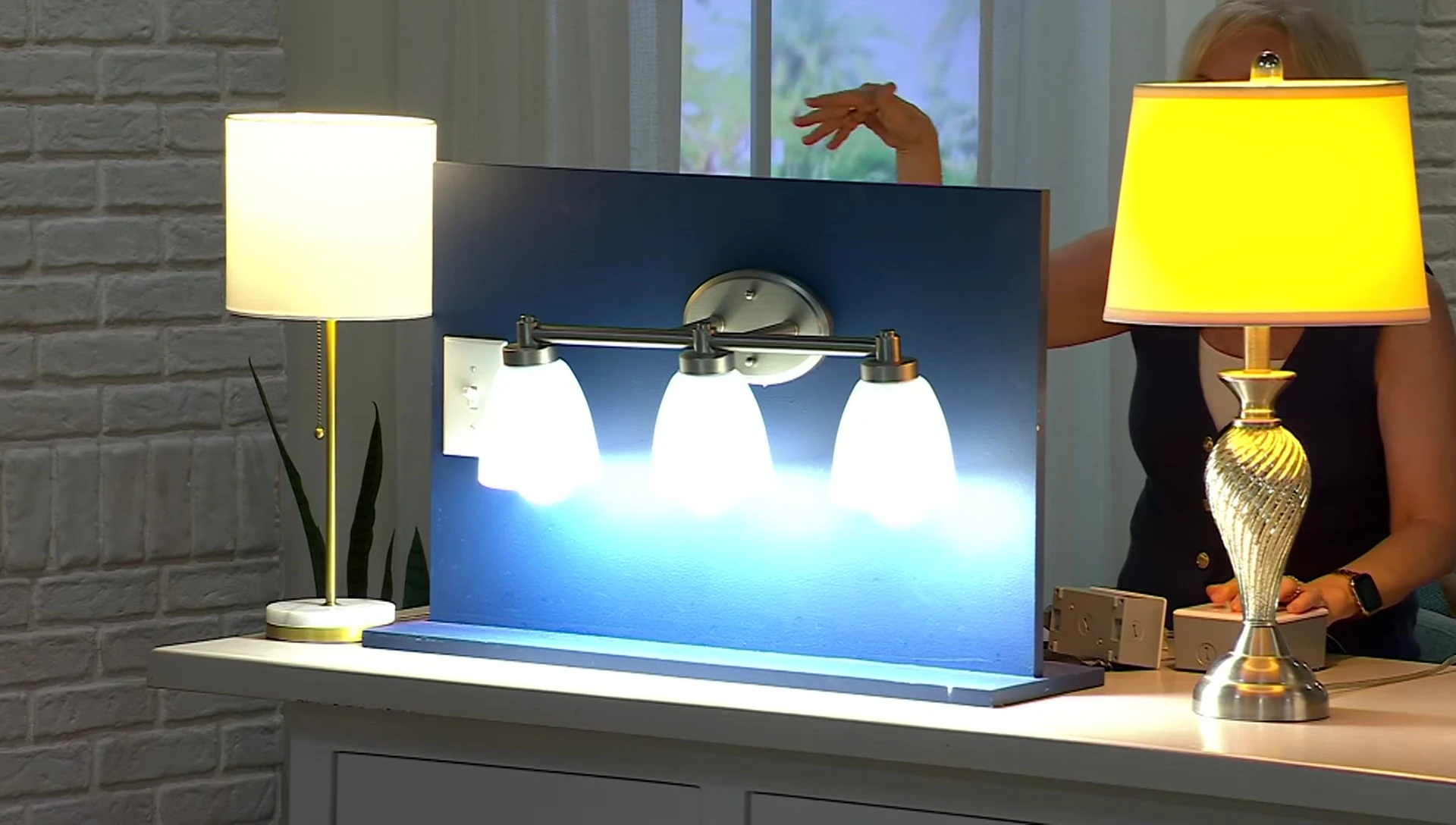 Demonstration of the automatic emergency light function.