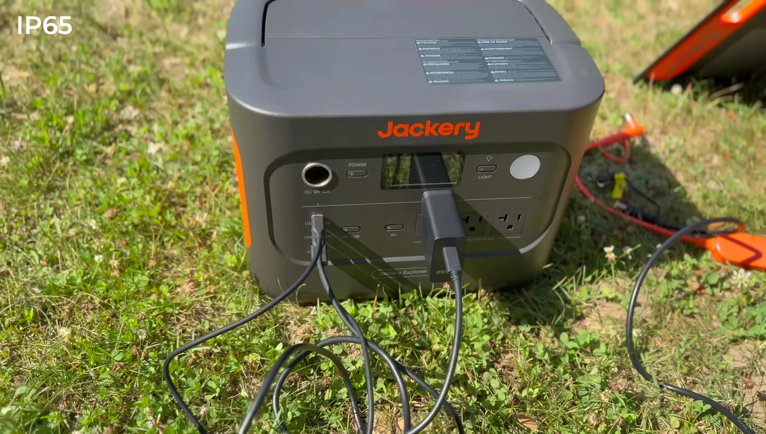 Jackery 1000V2 display showing wattage and other information
