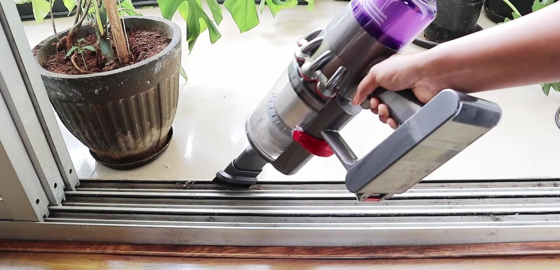 Image showing the wattage and its effect on the cordless vacuum's runtime.