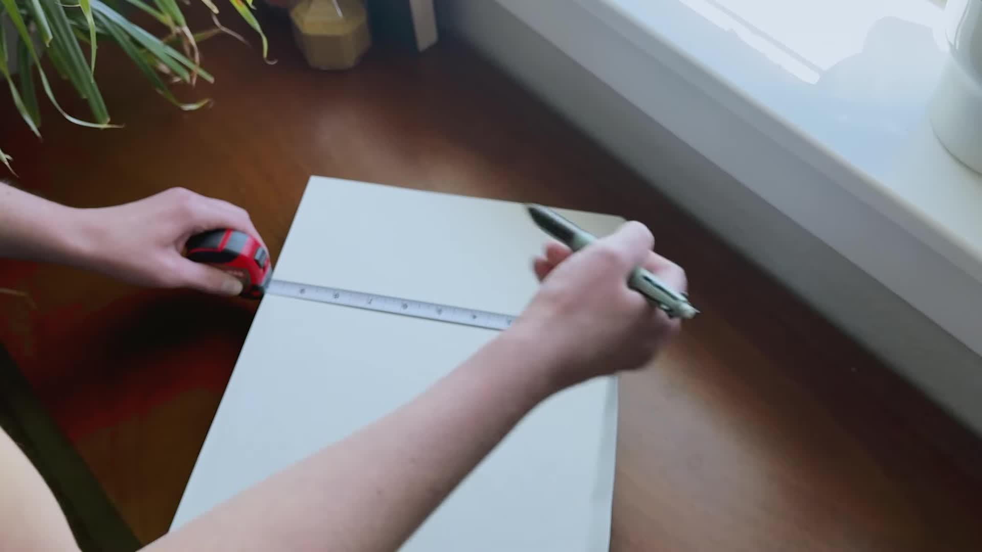 Marking the width on the side panel, excluding the flap.